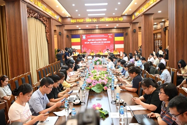 Quang cảnh buổi họp