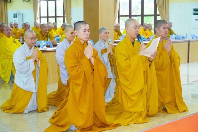 Đại đức Thích Tâm Thiện Đạo đại diện Tăng Ni hành giả an cư dâng lời phát nguyện