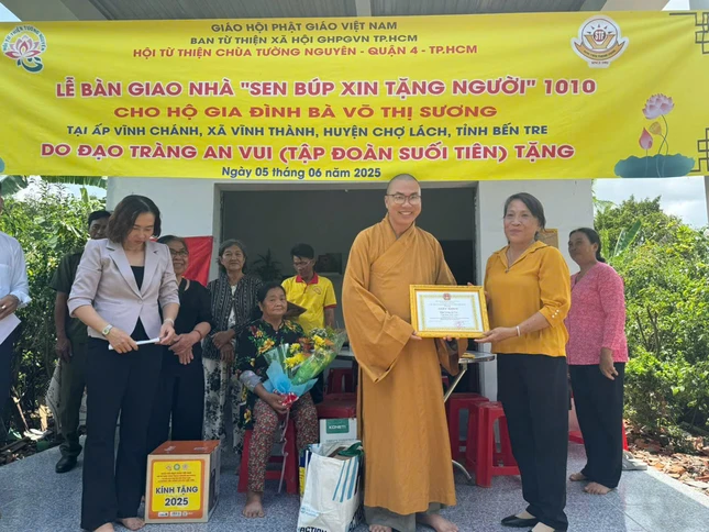 Đại diện địa phương trao Giấy khen đến Đại đức Thích Minh Phú, trụ trì chùa Tường Nguyên Đại diện địa phương trao Giấy khen đến Đại đức Thích Minh Phú, trụ trì chùa Tường Nguyên