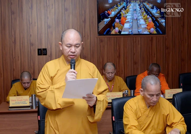 Thượng tọa Thích Đức Thiện trình dự thảo báo cáo sơ kết hoạt động Phật sự 6 tháng đầu năm 2025 của Giáo hội