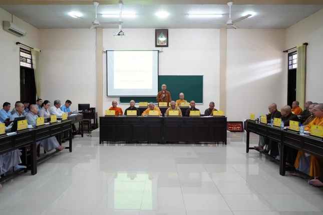 Chư tôn đức chứng minh và chủ tọa phiên họp Chư tôn đức chứng minh và chủ tọa phiên họp