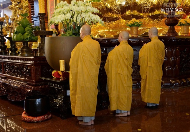 Chư Tăng tại chánh điện Việt Nam Quốc Tự Chư Tăng tại chánh điện Việt Nam Quốc Tự