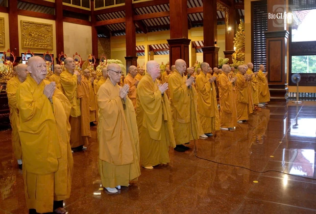 Chư tôn đức Tăng tại Lễ tác pháp thọ an cư