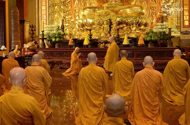 Đức Pháp chủ GHPGVN và Trưởng lão Hòa thượng Thích Minh Thông đối thú tác pháp an cư hàng Thượng tọa