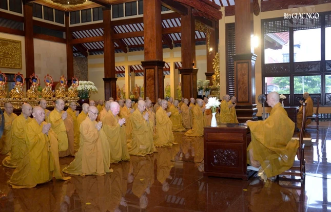 Chư Tăng hiện diện phương tiện tác pháp thọ an cư đại chúng