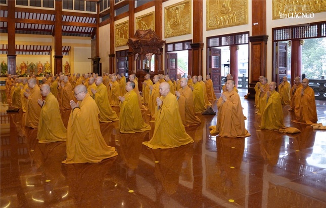 Chư Tăng thành kính đảnh lễ Tam bảo tại chánh điện Việt Nam Quốc Tự Chư Tăng thành kính đảnh lễ Tam bảo tại chánh điện Việt Nam Quốc Tự