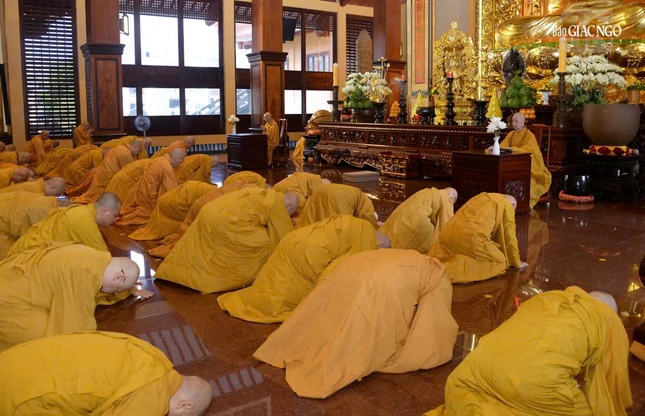 Chư Tăng đảnh lễ Đức Pháp chủ sau tác pháp thọ an cư