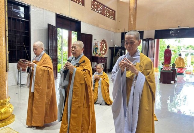 Chư vị Ni trưởng trong Ban Tổ chức niêm hương bạch Phật