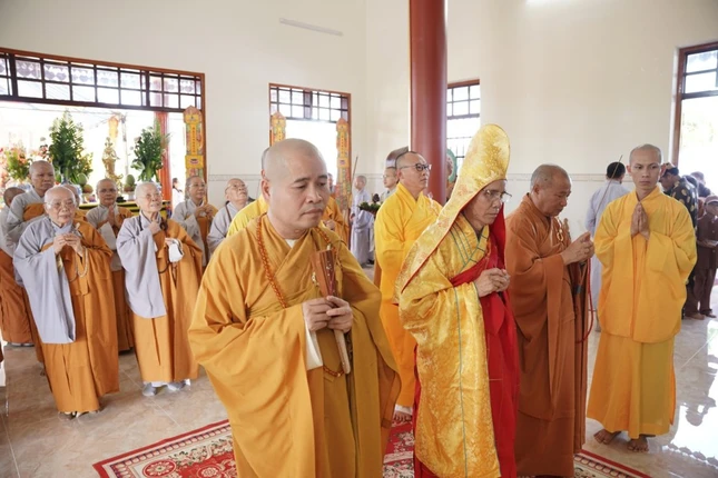 Hòa thượng Trưởng Thích Hạnh Thể cùng chư Tăng niêm hương bạch Phật Hòa thượng Trưởng Thích Hạnh Thể cùng chư Tăng niêm hương bạch Phật