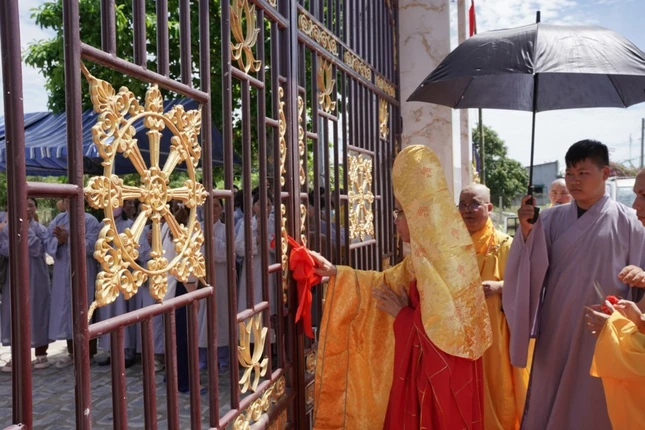 Thực hiện nghi thức khánh thành chùa Bát Nhã Thực hiện nghi thức khánh thành chùa Bát Nhã