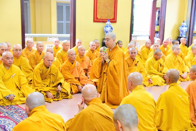 Đại đức Thích Trung Hiếu, Phó Thư ký kiêm Chánh Văn phòng Ban Trị sự GHPGVN Q.10 báo cáo kiểm Tăng Đại đức Thích Trung Hiếu, Phó Thư ký kiêm Chánh Văn phòng Ban Trị sự GHPGVN Q.10 báo cáo kiểm Tăng