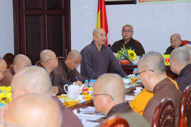 Đại đức Thích Trí Thuận, Phó ban kiêm Chánh Thư ký Ban Trị sự tỉnh phát biểu tại buổi họp