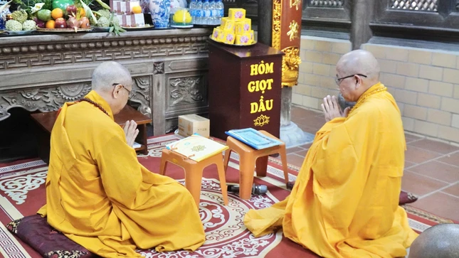 Hoà thượng Thích Thanh Đạt và Thượng tọa Thích Thanh Hùng tác pháp đối thú hàng Thượng tọa