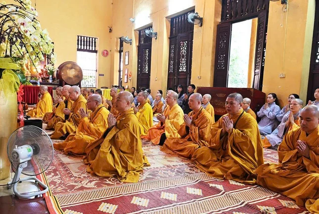 Chư tôn đức Tăng Ni, Phật tử đảnh lễ chư lịch đại Tổ sư