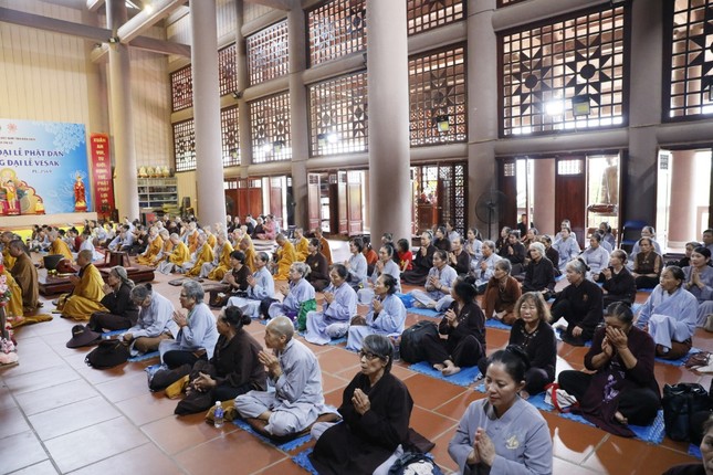 Phật tử tham gia khóa lễ