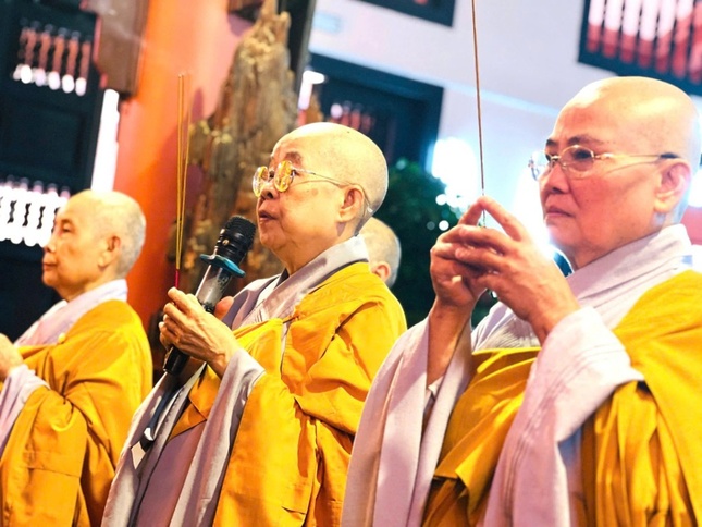 Chư vị Ni trưởng niêm hương bạch Phật