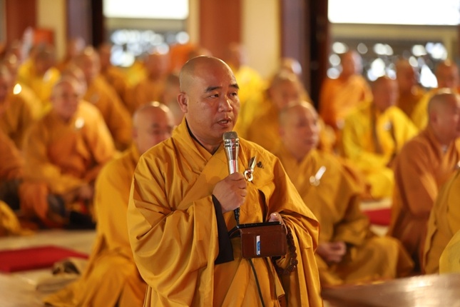 Thượng tọa Thích Quảng Phục thành kính đảnh lễ, cung an chức sự trường hạ