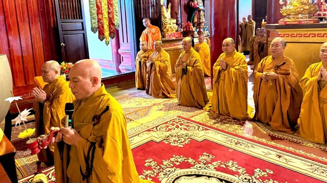 Chư tôn đức niêm hương bạch Phật