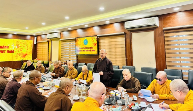 Thượng tọa Thích Đức Thiện, Phó Chủ tịch kiêm Tổng Thư ký Hội đồng Trị sự đóng góp ý kiến tại buổi họp của Ban Thường trực - Ảnh: T.M.Q