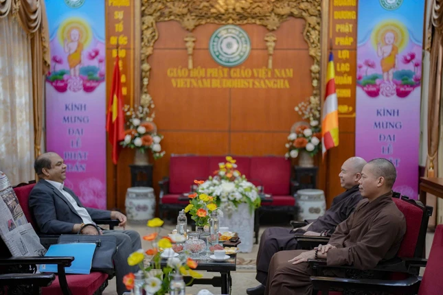Thượng tọa Thích Đức Thiện tiếp thân mật ông Mahesh Premathilake