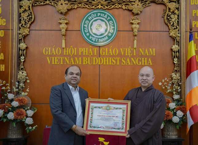 Dịp này, thay mặt GHPGVN, Thượng tọa Thích Đức Thiện cũng trao Bằng tuyên dương công đức đến ông Mahesh Premathilake