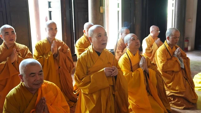 Hòa thượng Thích Bảo Nghiêm dâng hương lễ Tổ tại Tổ đường chùa Viên Minh Hòa thượng Thích Bảo Nghiêm dâng hương lễ Tổ tại Tổ đường chùa Viên Minh