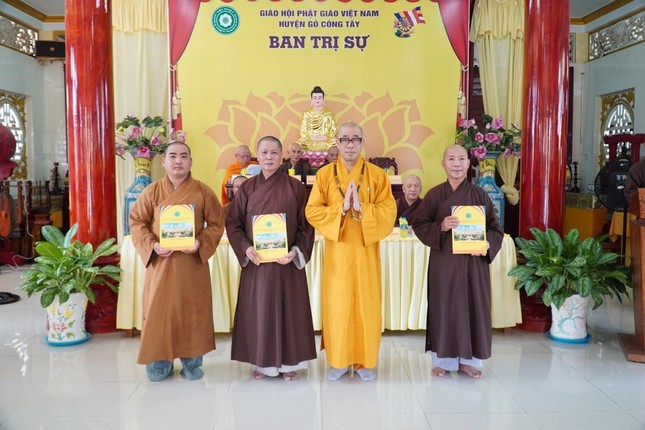 Thượng tọa Thích Quảng Lộc trao quyết định đến các thành viên đại diện liên xã: Vĩnh Bình, Đồng Sơn, Phú Thành, Long Bình, Vĩnh Hựu