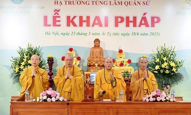 Chư tôn đức chứng minh buổi lễ khai pháp