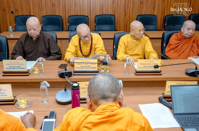 Chư tôn đức tham dự đã đóng góp nhiều ý kiến về sắp xếp, tổ chức nhân sự cho các vị trí chủ chốt của Ban Trị sự tỉnh, thành mới sau sáp nhập