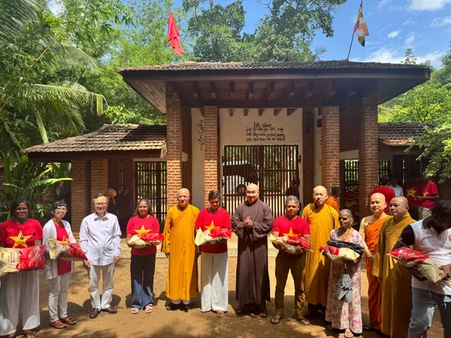 Chư tôn đức đoàn GHPGVN trao quà đến người nghèo tại địa phương Chư tôn đức đoàn GHPGVN trao quà đến người nghèo tại địa phương