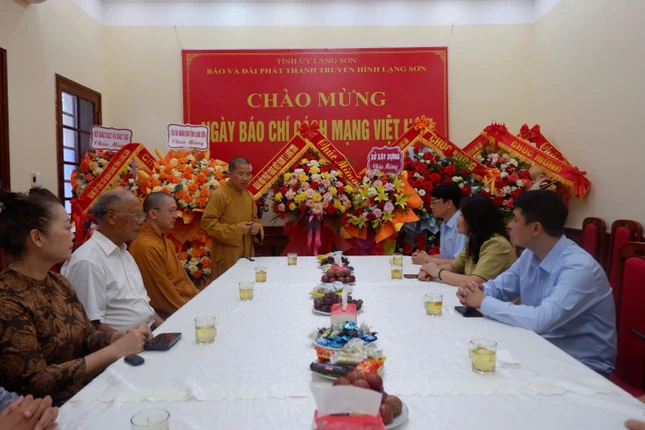Đại đức Thích Bản Chung chúc mừng lãnh đạo Báo và Đài Phát thanh - Truyền hình tỉnh Lạng Sơn