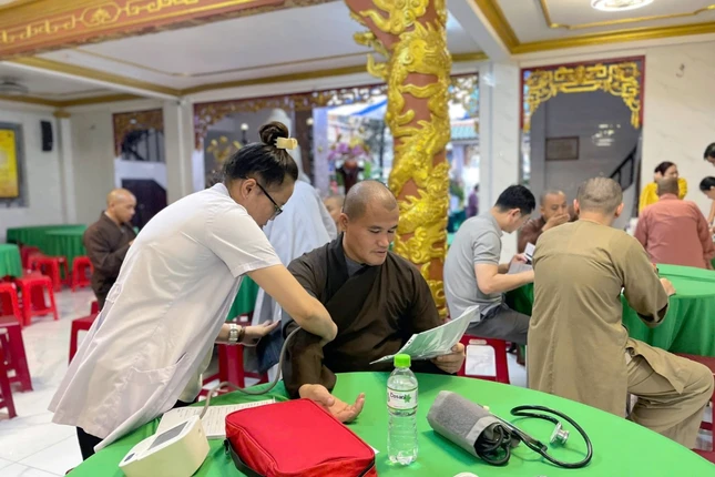 Chư Tăng trường hạ được tư vấn sức khỏe, khám bệnh - Ảnh: Lâm Huy