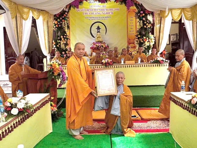 Thượng tọa Thích Trí Thọ, Ủy viên Hội đồng Trị sự, Phó ban Thường trực Ban Trị sự GHPGVN tỉnh trao quyết định trụ trì chùa Hương Nghiêm đến Sư cô Thích nữ Hòa Trang