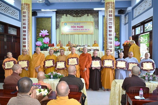 Trưởng lão Hòa thượng Thích Giác Tùng và Thượng tọa Giác Trí trao tri ân đến các vị Trưởng các ban chuyên môn trực thuộc