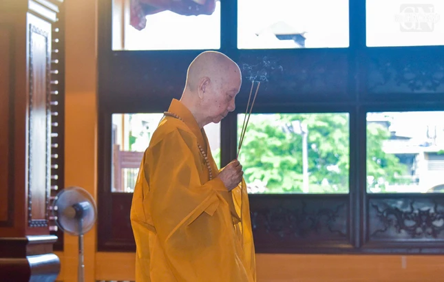 Đức Đệ tứ Pháp chủ GHPGVN niêm hương bạch Phật tại chánh điện Việt Nam Quốc Tự