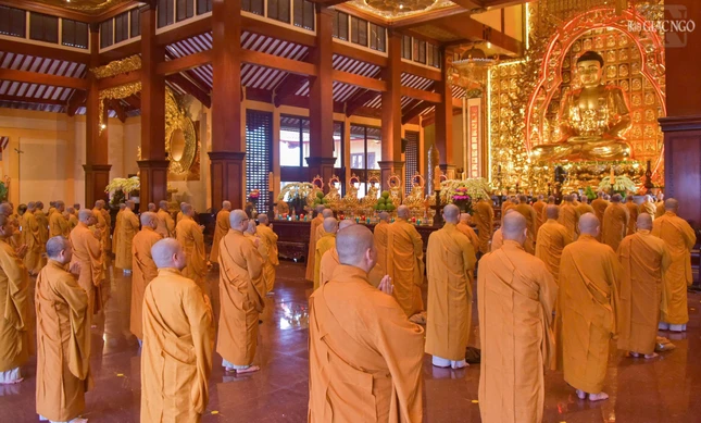 Trong mùa An cư kiết hạ, chư Tăng thành viên Ban Trị sự GHPGVN TP.HCM thực hiện Bố-tát định kỳ vào lúc 6 giờ 30 ngày 14 và 29 Âm lịch hàng tháng, tại Việt Nam Quốc Tự