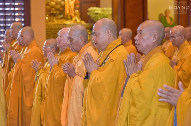 Chư Tăng trong ngày trưởng tịnh, định kỳ thuyết giới theo Luật Phật chế định