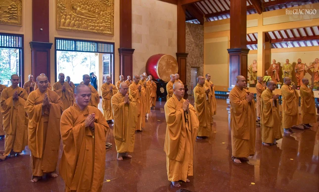 Chư tôn đức đảnh lễ Tam bảo