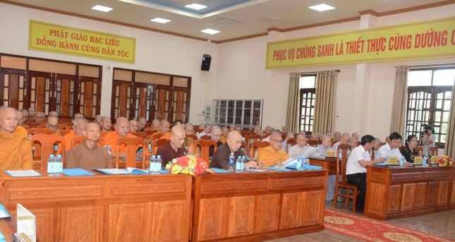 Chư tôn đức Tăng Ni và đại diện chính quyền tham dự