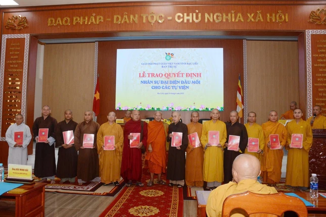 Ban Trị sự Phật giáo tỉnh trao quyết định nhân sự đại diện đầu mối với các cơ sở tự viện Ban Trị sự Phật giáo tỉnh trao quyết định nhân sự đại diện đầu mối với các cơ sở tự viện
