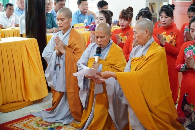 Ni sư Thích nữ Huệ Châu phát biểu nhận nhiệm vụ