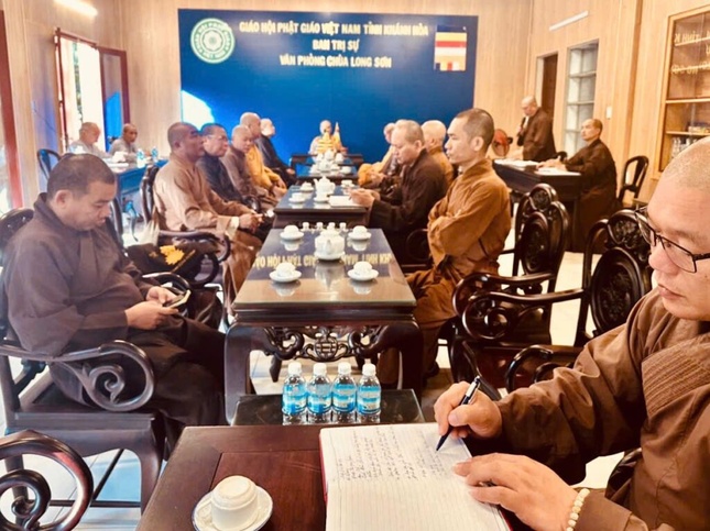 Chư tôn đức tham gia họp