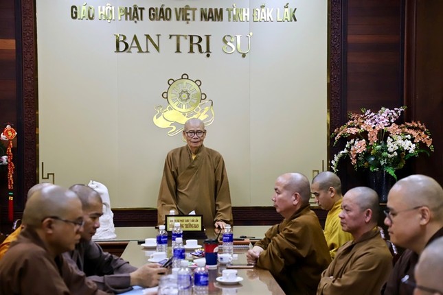 Hòa thượng Thích Châu Quang chủ trì buổi họp bất thường của Ban Thường trực