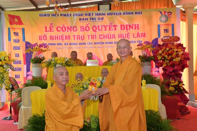 Đại đức Thích Phước Minh trao con dấu cho Đại đức tân trụ trì lưu giữ