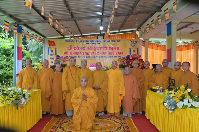 Chụp ảnh lưu niệm nhân lễ bổ nhiệm trụ trì chùa Huệ Lâm