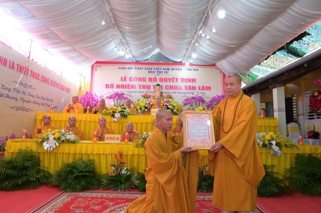 Thượng tọa Thích Trí Thọ đã trao quyết định bổ nhiệm trụ trì chùa Tân Lâm đến Đại đức Đại đức Thích Phước Đạt