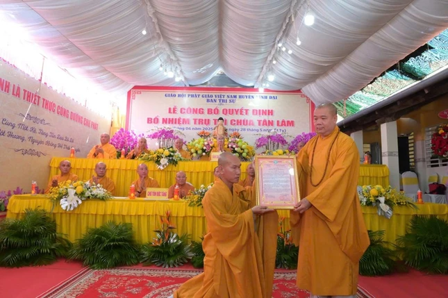 Thượng tọa Thích Trí Thọ đã trao quyết định bổ nhiệm trụ trì chùa Tân Lâm đến Đại đức Đại đức Thích Phước Đạt