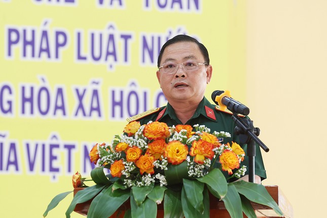 Đại tá Trần Đình Hưng phát biểu tại buổi lễ