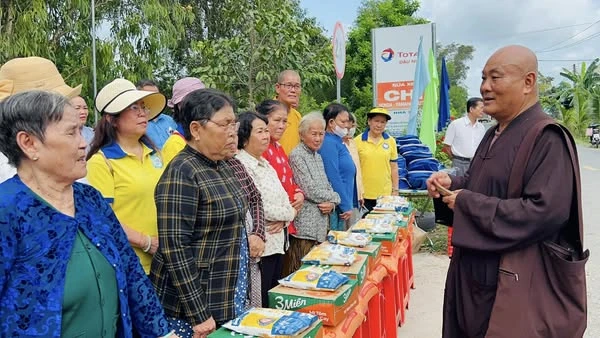 Hòa thượng Thích Chơn Tịnh trao quà đến người nghèo xã Bắc Hòa - Ảnh: T.Q