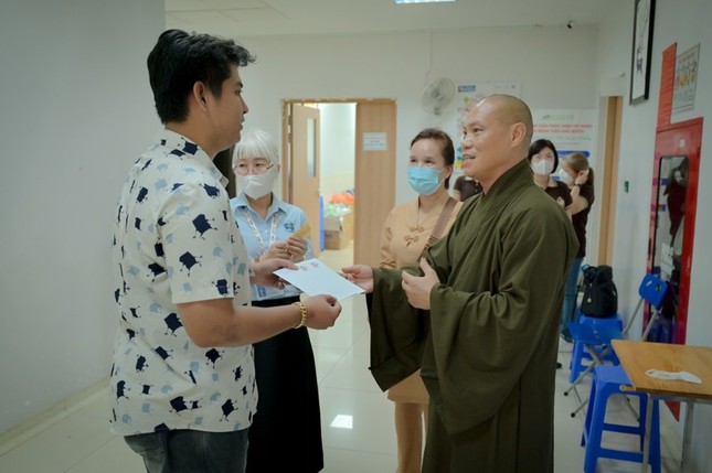 Thượng tọa Thích Trí Chơn thăm hỏi người nhà bệnh nhân Thượng tọa Thích Trí Chơn thăm hỏi người nhà bệnh nhân